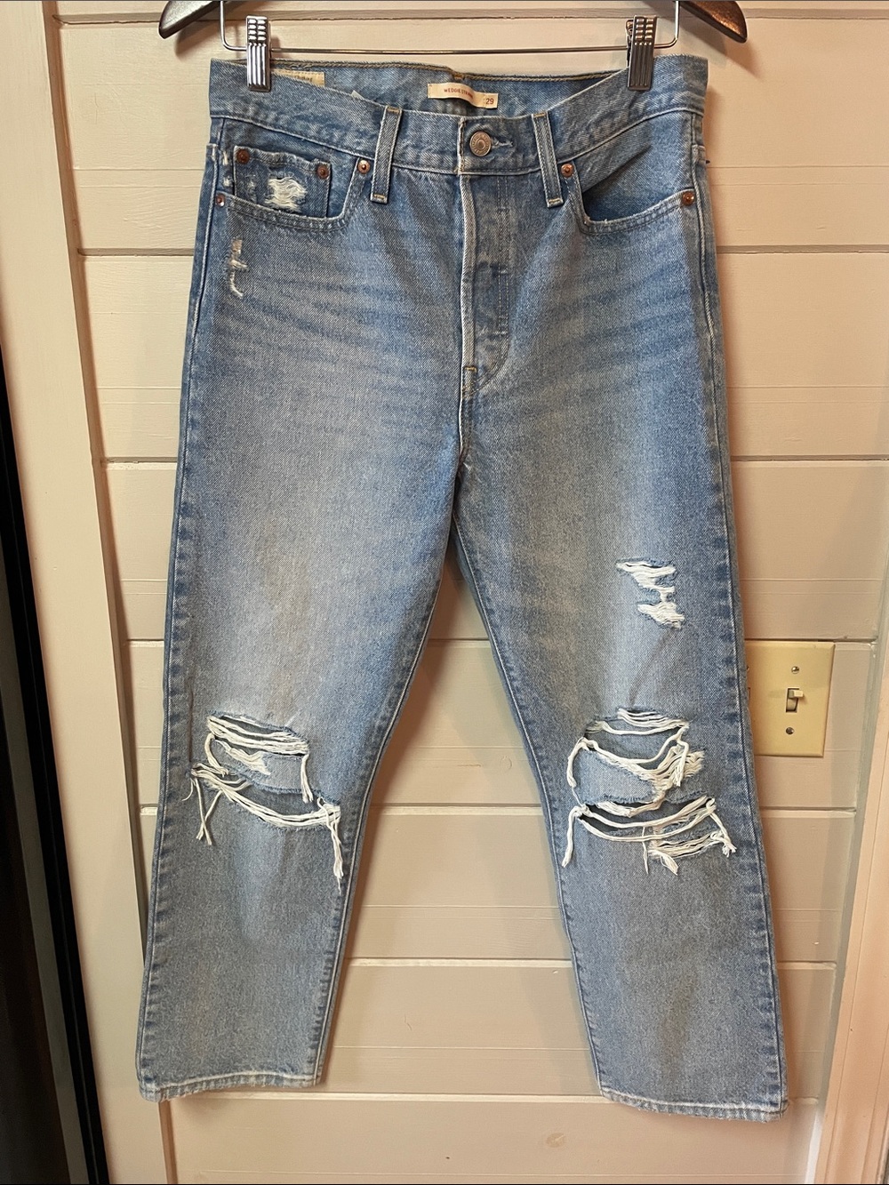 Levi’s Wedgie Straight Premium Denim Jeans Distressed Buttonfly Size 29.